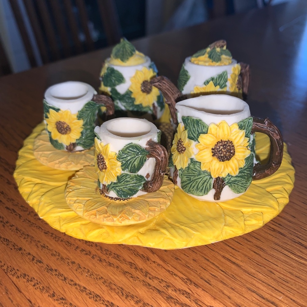 Mini sunflower tea set